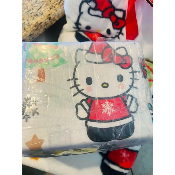 Hello Kitty Faux Fur Christmas throw 50 70 with matching 3 piece flannel twin - Picture 7 of 7